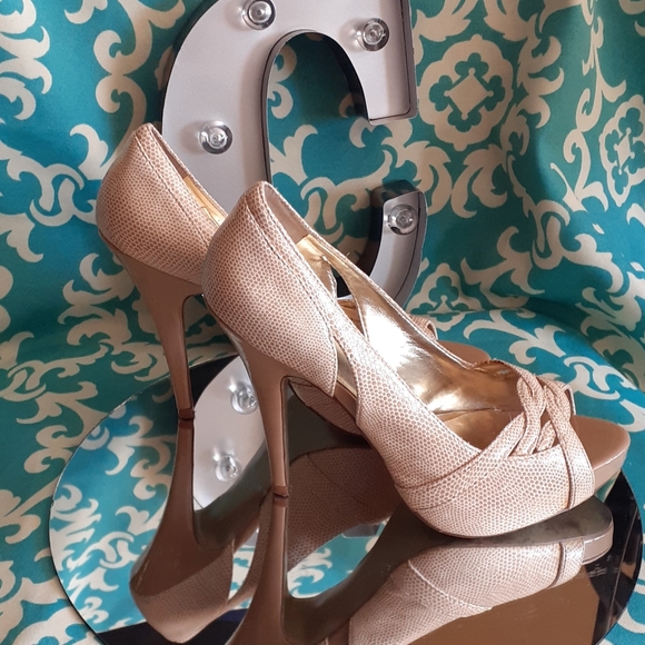 CHARLES & DAVID - Cream Faux Reptile High Heels 1 in. Platform 4.5 in. Heel - Picture 3 of 6